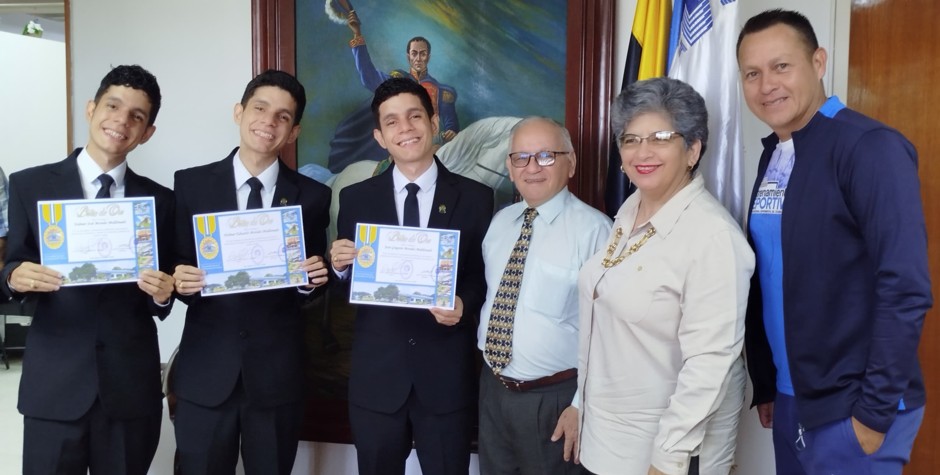 UNET otorga botón de oro a los trillizos graduados como médicos cirujanos 3